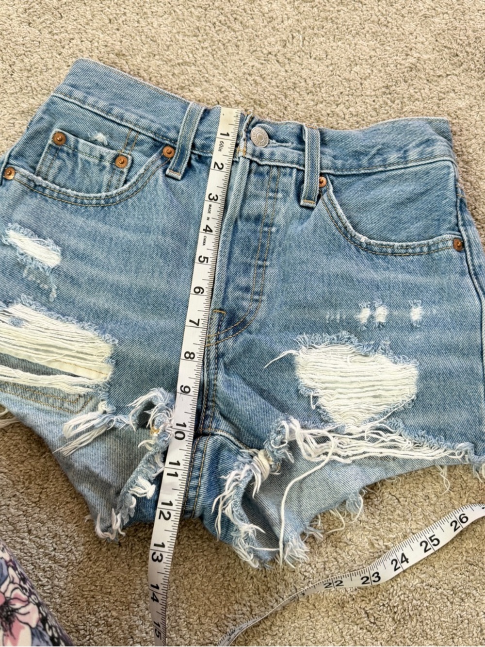 Levi’s Women’s 501 Original Fit High Rise Jean Short Distressed in Med Wash 24 - Picture 11 of 11